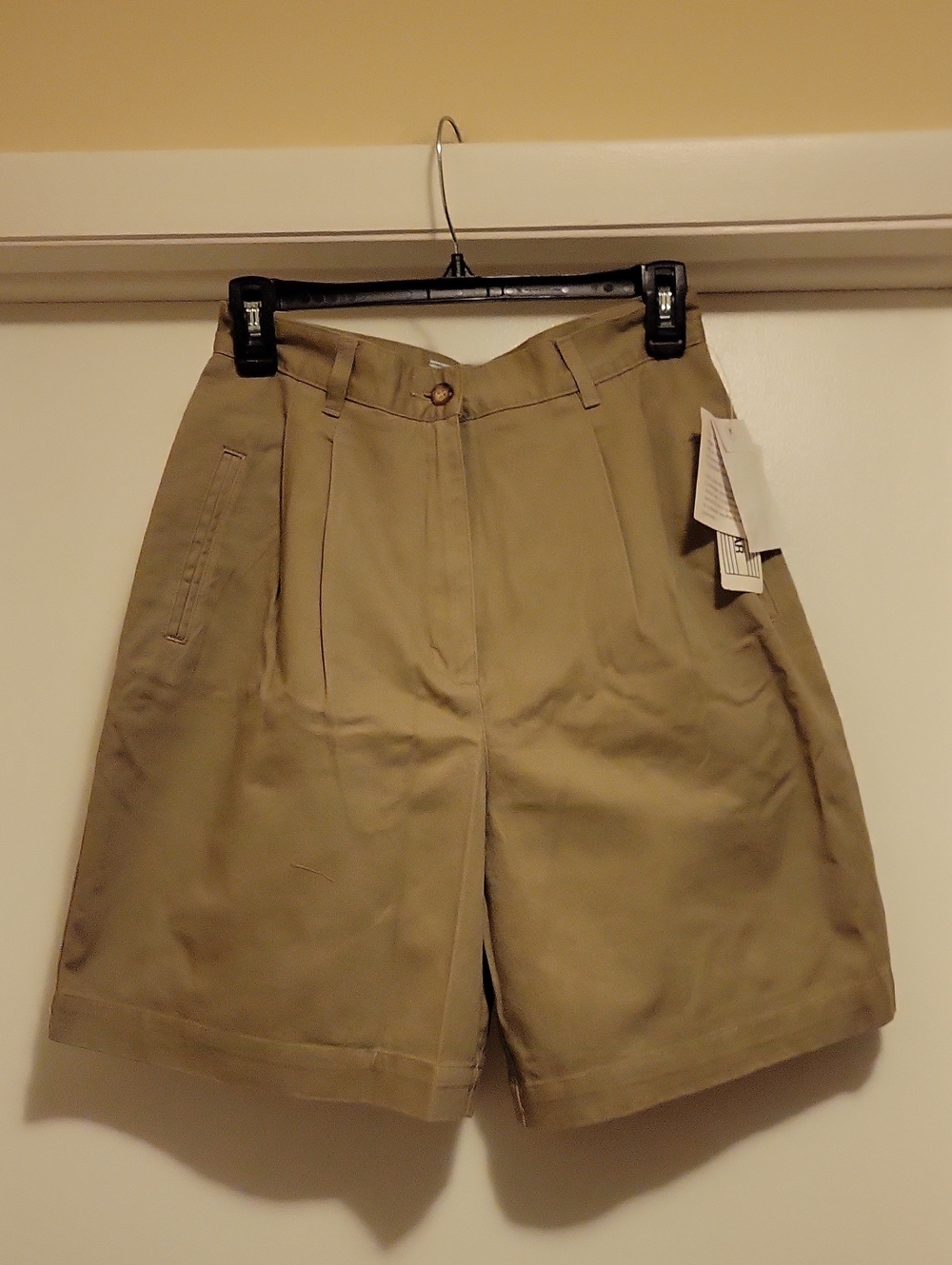 NWT: Jones Wear Sport Womens Khaki Shorts